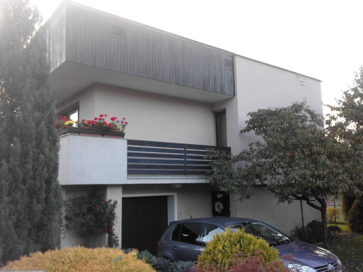 Moderní rodinný dům vytápěný kotlem na pelety Moderní rodinný dům