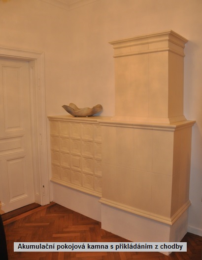 Akumulační kamna Akumulační pokojová kamna s přikládáním z chodby